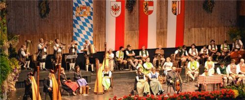 Alpenländische Volksmusik auf höchstem Niveau boten die Erler Tanzlmusi (hinten links) und die acht Musik- und Gesangsgruppen im Passionsspielhaus Erl. Foto lotter