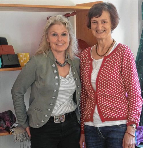 Annemarie Wittmann (rechts) und Rita Leberfinger (links) freuen sich schon auf die Eröffnung des Eine-Welt-Ladens Riedering und sind noch mit dem Einräumen ihres breit gefächerten Sortiments beschäftigt.Foto Kirchner
