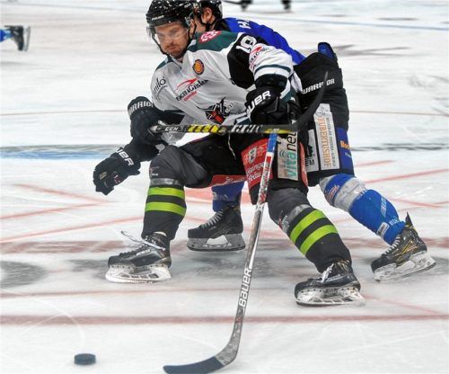 Auch in Schieflage nicht vom Puck zu trennen: Der Finne Jussi Nättinen. Fotos Ziegler