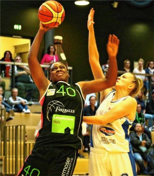 Bad Aiblings Neuzugang Lashea Young (links) setzte sich gegen Maja Jakobcic (Triglav) durch. Bad Aibling gewann das Spiel 56:40. Fotos Fehrmann