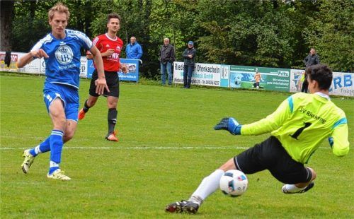 Beginn des Torreigens: Bad Endorfs Marinus Weber trifft zur Führung in Riedering. Foto Hofmann