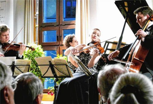 Das Klavierquartett Notos besteht aus (von links) Sindri Lederer (Violine), Andrea Burger (Viola), Philip Graham (Cello) und der Pianistin Antonia Köster (im Hintergrund). Foto jannka