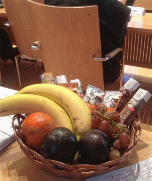 Fairtrade-Produkte versüßen die Sitzungen des Stadtrates und seiner Ausschüsse. Foto Duczek