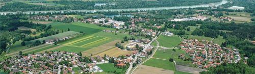 Geteilt durch die Staatsstraße schlängelt sich Thansau vom Ortseingang „Am Griesenholz“ bis hinter die Sportplätze parallel zum Inn. Foto schellmoser