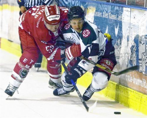 In der Oberliga ist Durchsetzungsvermögen gefragt: Dominik Daxlberger im „Bandenkampf“ mit Miesbachs Peter Kathan. Foto Fehrmann