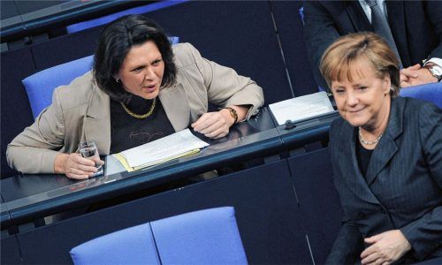 Kennen sich noch aus Bundestagszeiten: Kanzlerin Angela Merkel (rechts) und Bayerns stellvertretende Ministerpräsidentin Ilse Aigner, ehemals Bundeslandwirtschaftsministerin, sprechen heute in Rosenheim.Foto DPA