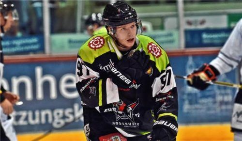 Kurz nach dem unfairen Check im Spiel gegen Frankfurt: Der 20-jährige Stürmer Valentin Hein hält seine Schulter, an der er gestern operiert wurde. Foto Ziegler