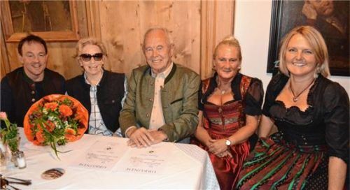 Mitgliederehrung beim WSV Oberaudorf (von links): Vorstand Stephan Holzer, Inge Knott-Stadler, Kajetan Gruber, Regina Aigner und Zweiter Vorstand Bianca Gschwendtner. Foto Lotter