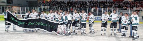 Nach dem Finalsieg in Peiting 2010 präsentierten die Rosenheimer Meisterspieler das Plakat mit der Aufschrift „Oberliga - Und Tschüss!!!“ Jetzt sind die Starbulls wieder zurück in dieser Liga. Foto Ruprecht