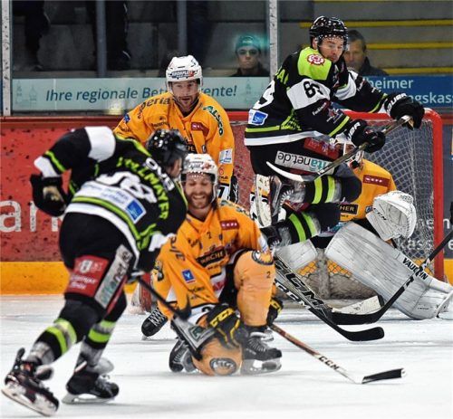Nach Schüssen der Rosenheimer Verteidiger soll Petri Lammassaari für Betrieb vor dem gegnerischen Tor sorgen. Das Spiel zeigt eine Szene aus dem Testspiel gegen die Pustertaler, das die Starbulls 5:3 gewannen. Fotos Ziegler