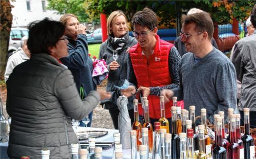 Probieren erwünscht! Regionale Erzeuger bieten auf dem Bauernherbstmarkt Produkte aus eigener Herstellung an. Fotos tn