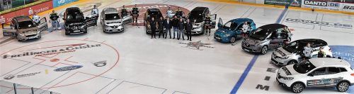 Starbulls-Eishockeyspieler fahren auf Autos von Freilinger & Geisler ab