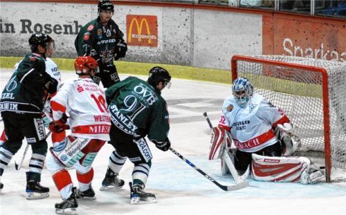 Tor gegen Miesbach durch Rosenheims Oberliga-Toptorjäger Dylan Stanley. Er schaffte in der Saison 2008/2009 123 Skorerpunkte (48 Tore und 123 Assists) in 65 Spielen. Fotos Ziegler