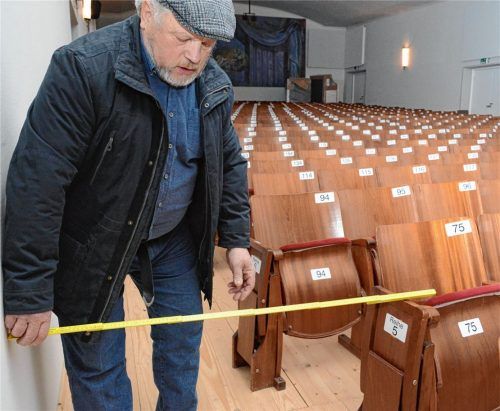 Zu eng für den vorgeschriebenen Rettungsweg? Das wollte der Theaterer Rupert Obermaier genau wissen und nahm den Zollstock zur Hand. Doch es stimmt, es ist zu eng. Deshalb müssen nun rund 30 Stühle weichen.Foto amf