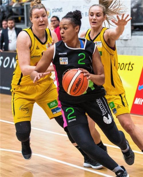 Bad Aiblings Chelsea Waters zieht hier zwei Gegenspielerinnen aus Saarlouis davon.Foto Ruppenthal
