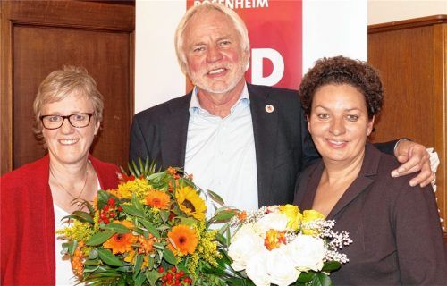 Blumen für die Kandidaten: Versammlungsleiterin Elisabeth Jordan (links) gratulierte Alexandra Burgmaier und Werner Gartner als Erste.Foto Hoffmann