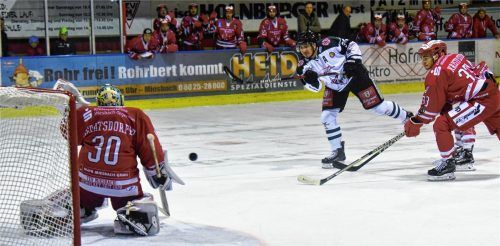 Die Rosenheimer besaßen viele gute Einschussmöglichkeiten: Hier scheiterte Daniel Bucheli an Miesbachs Keeper Geratsdorfer. Fotos Ziegler