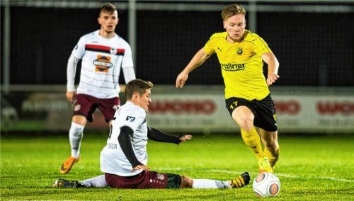 Ein Bild mit Smybolcharakter: Ganz locker lässt Vilzings Fabian Trettenbach Alexander Schlosser und Daniel Willberger (links) hinter sich. Foto Weitz