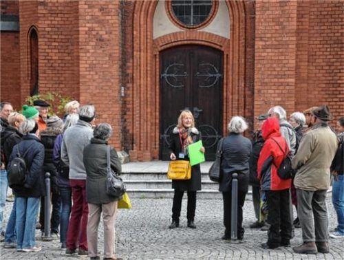 Stadtführerin Elke Steiner (Mitte) mit der Gruppe vor der Erlöserkirche.Fotos schlecker