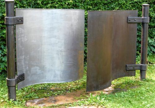 Walter B. Still schuf die Stahlskulptur „Der Tod ist das Tor zum Leben“ für das Gräberfeld für früh verstorbene Kinder auf dem Friedhof Rosenheim.Foto Frick