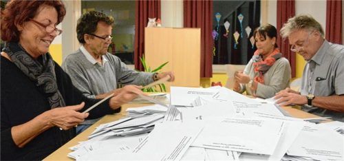 Zuerst ging’s ans Öffnen der Stimmbriefe, bevor ausgezählt werden konnte. Mit dabei: Gabi Furtner, Alois Kurfer (Gemeinderat EFL), Marion Heinisch (Verwaltung) und Theo Busch (Gemeinderat ABE) von links.Fotos Ammelburger