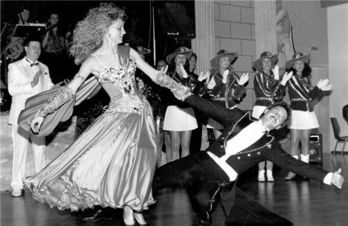 Die „Carambas“ der 90er mit Hofmarschall „Schnidi“ (links), Prinzenpaar Gerti und Herbert Zeilinger und klassischer Gardeformation. Foto Archiv Bauer