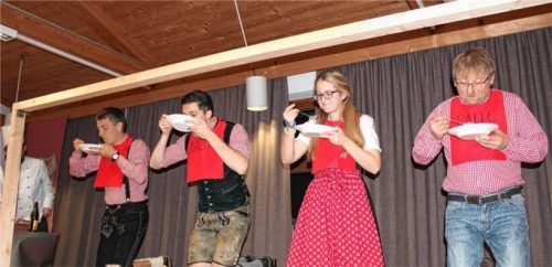 Die Suppe schien den meisten noch zu schmecken, das Problem waren eher die Löcher in den Löffeln. Fotos re