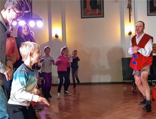 Mitmachen dürfen die kleinen Zuschauer beim Theater „Der Steinkobold und die verzauberte Lederhose“ mit Jörg Herwegh immer wieder. Foto re