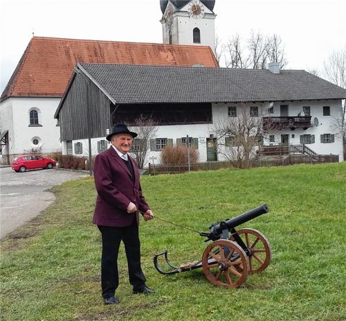 Nach einer erneuten Prüfung weiter als Kanonier zugelassen, setzt Rudi Riedl diese auf dem „Mesner Hof“ begründete Tradition nun weitere fünf Jahre fort. Foto Penzkofer