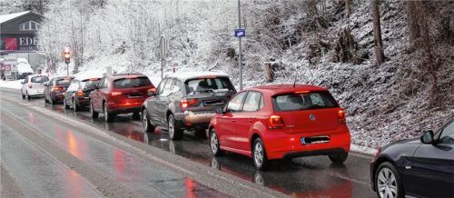 Am Samstagmorgen bildeten sich vor der Ampel lange Autoschlangen. Foto Hoffmann