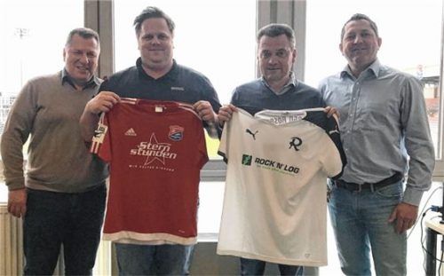 Arbeiten im Jugendbereich zusammen: Vizepräsident Peter Wagstyl, der sportliche Leiter TSV 1860 Rosenheim Andreas Kubik, Haching-Präsident Manfred Schwabl und der sportliche Leiter TSV 1860 Rosenheim Hansjörg Kroneck.