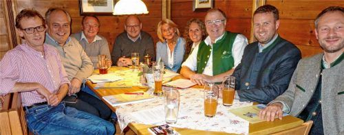 Besprechung mit Entenwirt Peter Schrödl (Dritter von rechts): Thorsten Diederich (Flötzinger Bräu), Direktor Roland Bräger (Brauerei Maxlrain), Geschäftsführer Joachim Wiesböck (Oro Rohrdorf), Braumeister Franz Amberger und Geschäftsführende Gesellschafterin Marisa Steegmüller (Flötzinger Bräu), CAT-Geschäftsführerin Christina Pfaffinger sowie Marco Steinacher und Andreas Maier von Auerbräu (von links).Foto Hötzelsperger