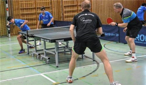 Das Kolbermoorer Duo Buchner/Messelberger (im Hintergrund) musste zwar über die volle Distanz gehen, sorgte aber für die 3:0-Führung.Foto Erlich