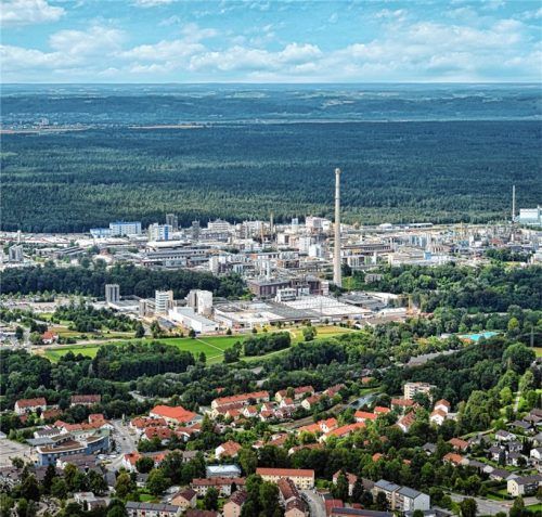 Der Chemiepark Gendorf von oben: Synergieeffekte für die ansässigen Unternehmen. Nur die Politik habe die Parks oft nicht im Blick, ist man hier überzeugt. Fotos re