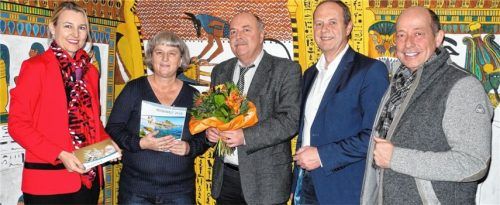 Der glücklichen Gewinnerin Karin Rotter (Zweite von links) gratulierten Anna Marx von Marx Reisen, Norbert Kotter, verantwortlicher Redakteur für die Stadt Rosenheim und die Landregion bei den OVB-Heimatzeitungen, Dr. Peter Miesbeck, Leiter des Ausstellungszentrums Lokschuppen, und Geschäftsführer Hans Hofstetter von Hofstetter Reisen (von links). Foto Raab