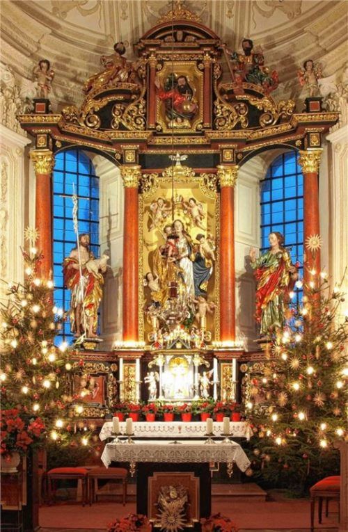 Der weihnachtlich geschmückte Altar der Kirche von Westerndorf am Wasen.