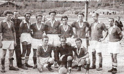 Die erste Mannschaft des Sportvereins Schloßberg-Stephanskirchen im Jahr 1946. Pressewart Andreas Scheibenzuber hat sich bemüht, die Namen alle zusammenzutragen. Seiner Meinung nach sind auf dem Bild zu sehen (hinten von links): Hans Maurer, Sepp Pirkl, Name unbekannt, Edi Kleinmeier, Hans Saller, Georg Kehrlein, Hubert Gall, Martin Weidner und Otto Scheibenzuber; vordere Reihe von links: Wast Ederer, Max Schmid und Leo Meyer.Foto Archiv