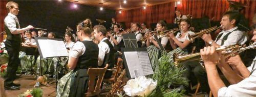 Die große Hochstätter Musi mit Dirigenten Marinus Häusler beim Unterhaltungsabend im Gasthaus Kapsner.Foto Greiner