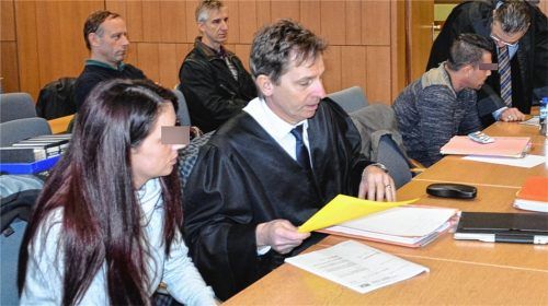 Eine ganze Litanei von Straftaten legt die Staatsanwaltschaft der Angeklagten (auf unserem Bild mit Verteidiger Harald Baumgärtl) und ihrem Ex-Freund (mit Verteidiger Dr. Markus Frank) zur Last.Foto Kretzmer-Diepold