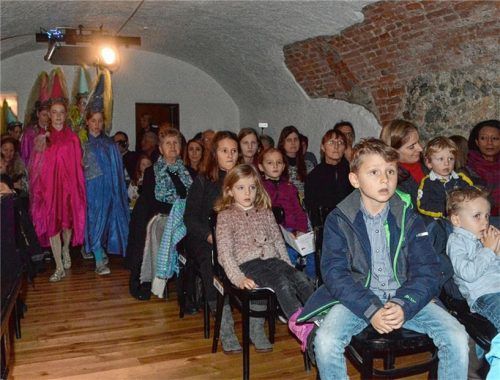 Gefahr für Dornröschen: Da fieberten die Kinder richtig mit. Doch die guten Feen kommen schon und mildern den bösen Fluch.Foto amf