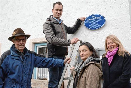 Geschichte auf einen Blick auf dem Hof „Der Kasparschmied“ der Familie Riepertinger. Das neue Schild nahmen Wolfgang Madl, Christian Riepertinger und Angelika Deindl, (alle drei vom Heimat- und Geschichtsverein) sowie Bürgermeisterin Doris Laban (von links) gleich in Augenschein.Foto Ammelburger