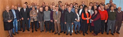 Glückwünsche für die Jubilare: Den langjährigen Gewerkschaftsmitgliedern gratulierten Rosenheims Oberbürgermeisterin Gabriele Bauer (links) und EVG-Gewerkschaftssekretär Peter Weinzierl (Fünfter von links).Foto Schlecker