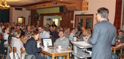Gut besucht war die Bürgerversammlung im Gasthaus Kapsner. Am Rednerpult Bürgermeister Hans Holzmeier.Foto Heinz