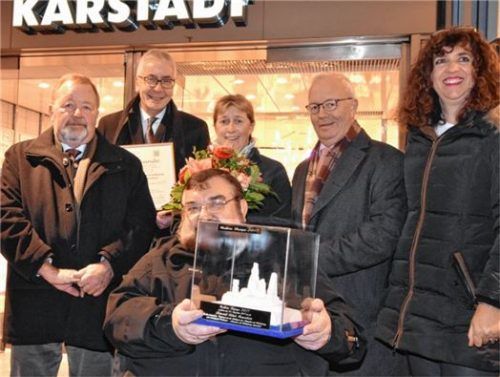 Im Zeichen der Inklusion: stellvertretender Landrat Josef Huber, Karstadt-Geschäftsführer Matthias Ecke, Karstadt-Mitarbeiterin Marion Nebel-Doege, Hans Loy, Vorsitzender des Arbeitskreises „Inklusion“ mit der „Goldenen Rampe“, Bürgermeister Anton Heindl und Behindertenbeauftragte Christine Mayer. Foto Schlecker