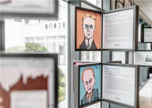Infotafeln erzählen über Unternehmen und Börsenpersönlichkeiten.