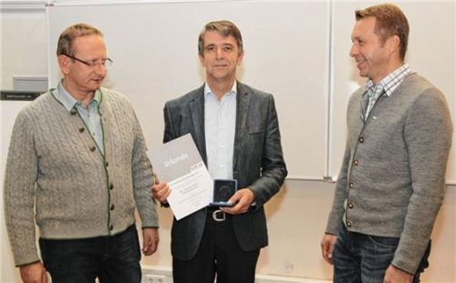 Josef Kerschbaumer mit dem Feuerwehr-Ehrenkreuz in Silber, eingerahmt von Stadtbrandrat Hans Meyrl (links) und Stadtbrandinspektor Mario Zimmermann.Foto Binder