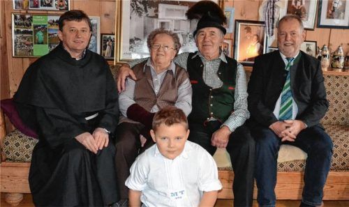 Kein alltägliches Jubiläum: Maria und Heinrich Thusbaß sind seit 60 Jahren verheiratet. Glückwünsche überbrachten Pater Christoph (links) und Bürgermeister Sebastian Forstner (rechts); vorne Enkel Andreas.Foto Niessen