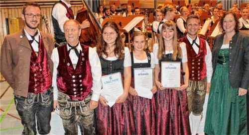 Michael Daxer, Josef Hieber, die geehrten Nachwuchs-Musikantinnen Luise Leistner, Julia Sinhart und Caroline Linder sowie Dirigent Benedikt Paul und Michaela Haindl (von links).Foto hö