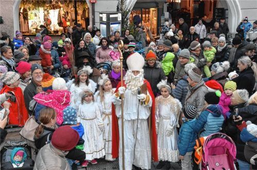 Nikolaus besuchte Christkindlmarkt und beschenkte Kinder