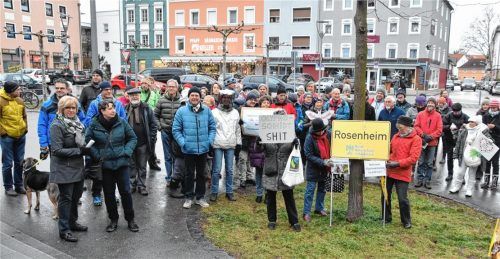 Rund 80 Bürger demonstrierten in Rosenheim gegen das Unkrautvernichtungsmittel Glyphosat. Foto Schlecker